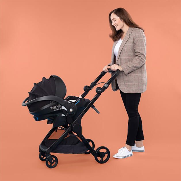 Ergo Baby Metro+ Autositz am Gestell mit Mutter 