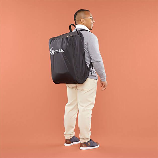 Ergobaby Metro+ Image mit Mann und Rucksack am Rücken