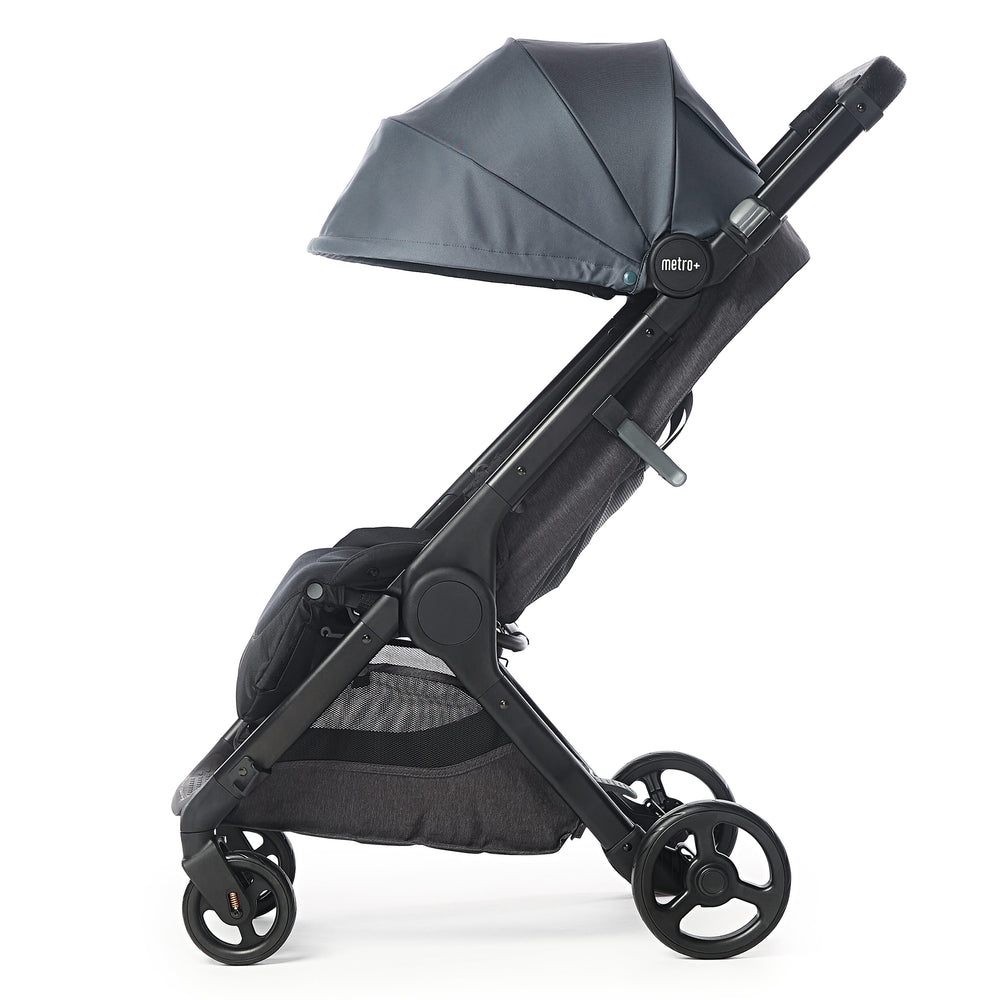 Ergo Baby Metro+ seitliche Perspektive mit langem Sonnenverdeck